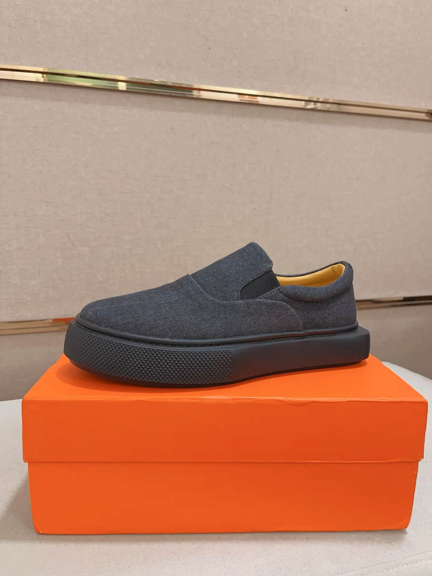 Men's clothing and shoes💰: 442💰《HERMES》【Classic original single version】Hermès; top 🔝purchase agent🔍🔍men's latest 🇺🇸 counter sales simultaneously, imported from Italy original ▲▲cowhide ▲▲ (high-end, nobility, class) ) Exquisite workmanship (Italian 🇮🇹 imported water-dyed 🐂 cowhide lining) sole: original sole provided by the original factory, ⚠️exclusive double-layer activity·TPR·rubber·combined molded outsole; super comfortable·wear-resistant·non-slip·environmental protection The real thing is more beautiful if you take the real thing (high quality, follow the order). You can enter and exit the counter at will * Number of yards: 38-44 (45 can be customized and cannot be returned or exchanged)